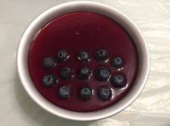 step5: ～ 鋪上新鮮藍莓，倒入啫喱水，放冰箱15分鐘
～ 從冰箱取出，用毛巾滲透熱水抹在模外，即可脫模