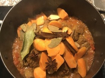 step12: 加入材料中剩下的所有香料拌炒均勻；