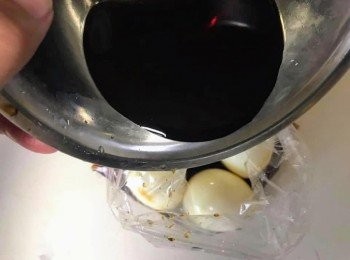 step2: 醬油4大匙  砂糖2大匙  酒2大匙  味醂1/2大匙，倒入鍋中並用中火加熱至沸騰。