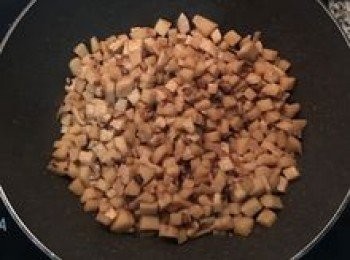 step4: 放入筍丁和油蔥酥拌炒，接著放調味料炒勻，並加入少許香菇水煮一下，煮到水份都沒了，便可試味道調整。接著就盛起放涼。