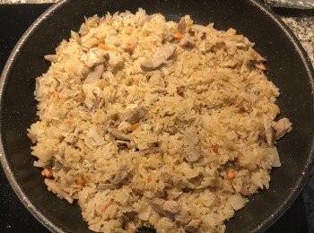 step10: 炒開後延鍋邊下少許醬油炒勻炒香；