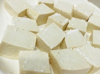 step3: 搽上少量粟粉在豆腐面