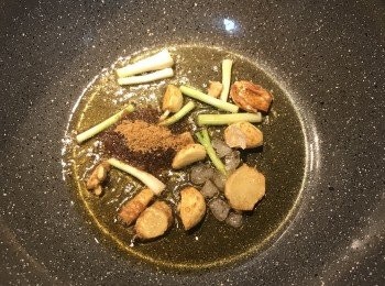 step5: 放入棕櫚糖與冰糖炒溶；