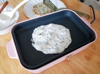 step2: 加1-2大湯匙到煎pan, 整成薄薄圓形
大約煎至2分鐘，見到邊邊有小小熟就可以反轉來煎
兩邊分別煎到小小金黄色就可以上碟