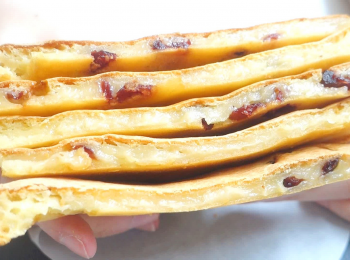 step2: 加入蔓越莓乾 拌好後就可以倒入模具
焗爐提前預熱180度5分鐘