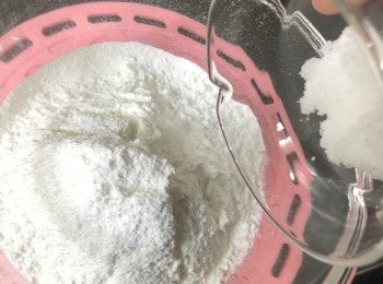 step3: 在大碗內加入糯米粉、粟粉及上白糖，用打蛋器混合。