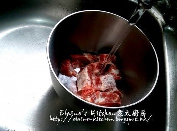 step1: 豬軟骨放入大碗內加入粗鹽及水浸過面靜待10分鐘