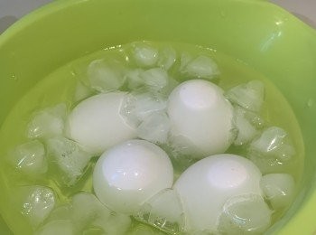step5: 將煮好蛋立即放入冰水中，稍凉後，剝殼，將蛋放入汁料內，約24小時，即成。
