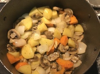 step6: 加入1茶匙鹽和少許黑胡椒粉及少許白葡萄酒或米酒拌炒。