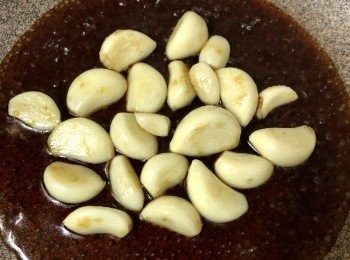 step3: 將糖、醬油、滾水倒入，煮滾後熄火。