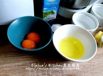 step1: 兩隻雞蛋(蛋黃及蛋白分開處理)