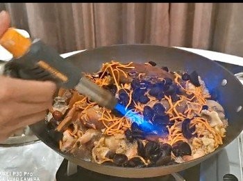 step18: 吃到最後撈起餘下食物，留下約兩碗湯，放兩碗白飯