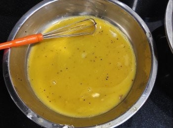 step3: 將菇抹上蛋液