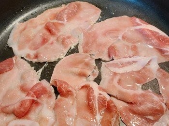 step2: 大火下少許油將豬肉先翻炒。