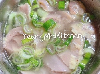 step1: <a href="https://bit.ly/2ZxapeY" target="_blank" data-keyword="雞扒" class="guide-link"><strong>雞扒</strong></a> <span style="display:inline-block;vertical-align:middle;margin-top:-3px;color:initial;border-radius:3px;padding:2px 3px;font-size:12px;line-height:14px;background:#87d300;color:#fff;">即買</span> 解凍方法：我會前一晚先放雪櫃普通格解凍，第二日洗淨去皮切塊（去皮與否隨個人喜好），先用淡鹽糖水（約 100 cc 水＋鹽3g+糖3g）和加入京蔥（平常不要的綠色部分）浸15分鐘（放入雪櫃），15分鐘後取出沖一沖水，瀝乾水分。之後加入醃<a href="https://bit.ly/2ZxapeY" target="_blank" data-keyword="雞扒" class="guide-link"><strong>雞扒</strong></a> <span style="display:inline-block;vertical-align:middle;margin-top:-3px;color:initial;border-radius:3px;padding:2px 3px;font-size:12px;line-height:14px;background:#87d300;color:#fff;">即買</span> 料。（此方法揚ma也是從某個日本節目中得知道的，趁著今次做炸雞於是試下，出來效果也覺得好ok ，於是寫出來跟大家分享一下。不喜勿跟。)