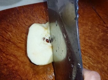 step5: 把蘋果去皮洗淨，切開數瓣去核去囊。