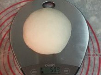 step11: 10分鐘後取出麵糰揉壓到均勻，鬆弛過的麵糰非常好揉，三分鐘就非常光滑；接著便可秤重。