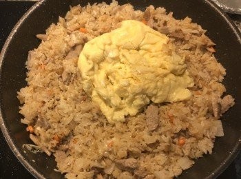step11: 放入蛋拌炒均勻，試味道調整；