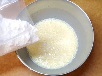 step3: 將蛋糕粉分3次加入蛋液中。