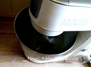 step5: 廚師機換上打蛋白的工具 , 將蛋白放入器皿內 , 用7速打至起泡