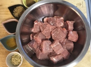 step2: 牛肉切成適當大小；倒入所有醃料；