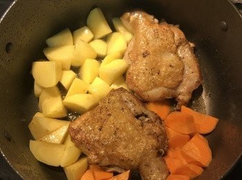step4: 利用煎雞腿的油，放入馬鈴薯與紅蘿蔔煎炒；