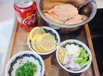 step1: 預備材料 ：<a href="https://bit.ly/3zHU5V3" target="_blank" data-keyword="雞中翼" class="guide-link"><strong>雞中翼</strong></a> <span style="display:inline-block;vertical-align:middle;margin-top:-3px;color:initial;border-radius:3px;padding:2px 3px;font-size:12px;line-height:14px;background:#87d300;color:#fff;">即買</span> 解凍瀝乾水後用<span class="group_2">醃料</span>先醃約至少半小時。切好<span class="group_3">料頭</span>。檸檬可先刨出少許皮屑（記緊不要刨太深，只要黃色的不要白色的部分，否則會有苦味），切出約四分一搾出約一湯匙檸檬汁，其餘的切片（記得要去核，否則煮出來會有苦澀味）。