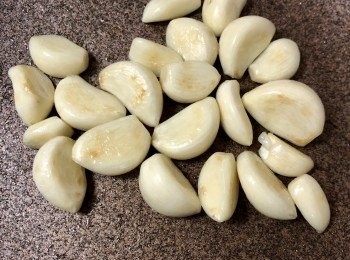 step2: 冷油冷鑊將蒜子炒一下至透明，香味溢出。