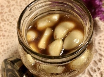 step4: 倒入已消毒的玻璃瓶中放涼，醬油須蓋過蒜仁，冷藏一星期或以上即可。