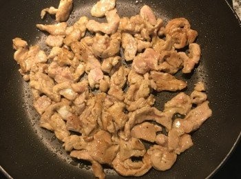 step5: 下里肌肉炒出香味且上色；