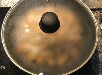 step9: 蓋鍋蓋轉小火燉煮20分鐘；