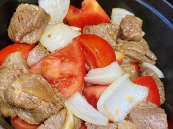 step5: 加入半份的蕃茄和洋葱炒勻，加蓋煮滾，用小火炆煮約30分鐘。