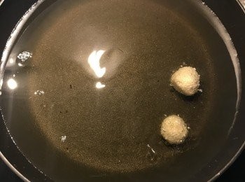 step12: 鍋裡放油，要能夠淹過麵糰的量，開火加熱到約140-150度左右，麵糰丟入週圍會冒泡即可關火；