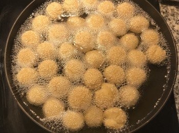 step14: 麵糰浮起後，開小火慢炸；