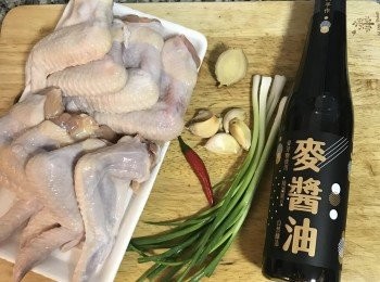step1: 雞翅與蔥、薑、蒜、辣椒洗淨備用。