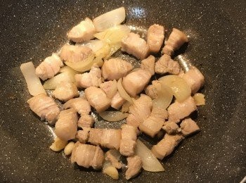 step4: 放入五花肉炒香，炒上色；