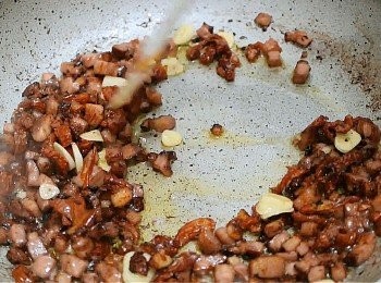 再加入Sun dried tomato意大利乾蕃茄炒至金黃, 最後放入蒜片略炒, 蒜片變色後熄火, 備用