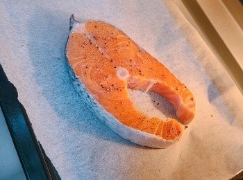 step7: 照正常程序用飯煲煮米 （建議煮得稍微硬一些， 落水量比平常的少些）。
鮭魚洗淨抹乾水分， 灑上適量的鹽和即磨黑胡椒， 放入焗爐焗至熟。