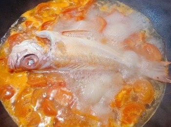 step6: 放入已煎封的魚並蓋上蓋子，大滾5分鐘後取出。