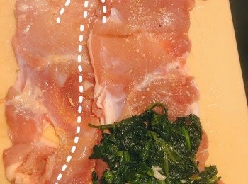 step4: 將菠菜放在尾端，由下而上緊緊捲起，收口向下。