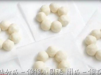 step2: 搓成小圓球併貼成花圈形.低部要墊牛油紙(牛油紙剪成一個個正方形)
