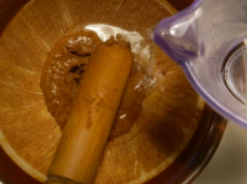 step3: 將剩下的水(200cc)慢慢地倒在③裡面攪拌