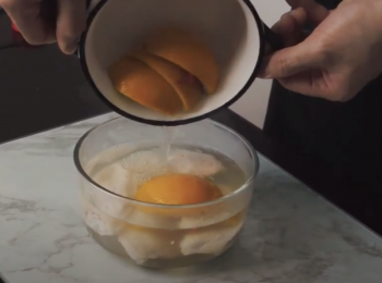 step2: 放涼後，倒入<a href="https://bit.ly/3zHU5V3" target="_blank" data-keyword="雞翼" class="guide-link"><strong>雞翼</strong></a> <span style="display:inline-block;vertical-align:middle;margin-top:-3px;color:initial;border-radius:3px;padding:2px 3px;font-size:12px;line-height:14px;background:#87d300;color:#fff;">即買</span> 中，醃過夜