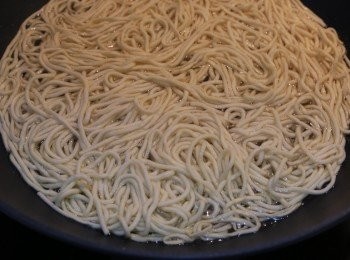 step1: 熱水下伊麵，可去掉伊麵上油份，伊麵鬆開拎起備用