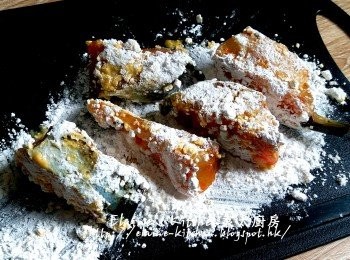 step4: 醃好魚腩後將每件魚腩沾上薄薄一層地瓜粉