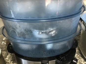 step11: 滾水蒸18分鐘，關火燜7分鐘。
如用電鍋或瓦斯爐蒸，請在鍋蓋下放一根筷子，以免蒸氣過大溫度過熱，會把蛋蒸出毛孔喔。