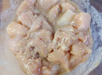 step2: 另先將腐乳、生抽、紹酒、糖和五香粉一齊拌勻，加入雞柳肉醃至少三小時或以上（過夜更入味）。