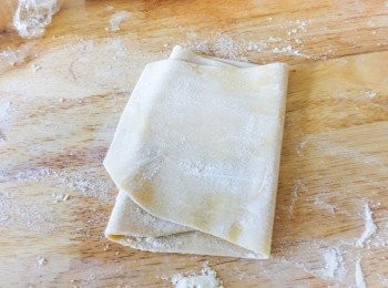 step7: 將麵糰摺幾摺 (*要灑麵粉在麵糰上，麵條才不會黏在一起）