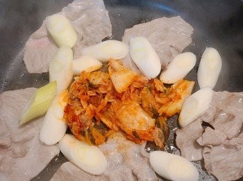 step3: 加入泡菜(連同少許泡菜汁)和京蔥翻炒。