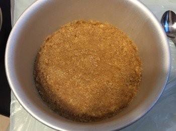 step2: 餅面做法：
將Blackcurrants汁、利賓納或水、糖（如適用）倒入小鍋攪勻煮滾，加入魚膠粉快手攪勻（一路加一路攪），離火後用手動打蛋器再攪直至無粒為止

餅底做法：
將餅乾壓碎，混和牛油搓勻倒入模內，放冰箱備用